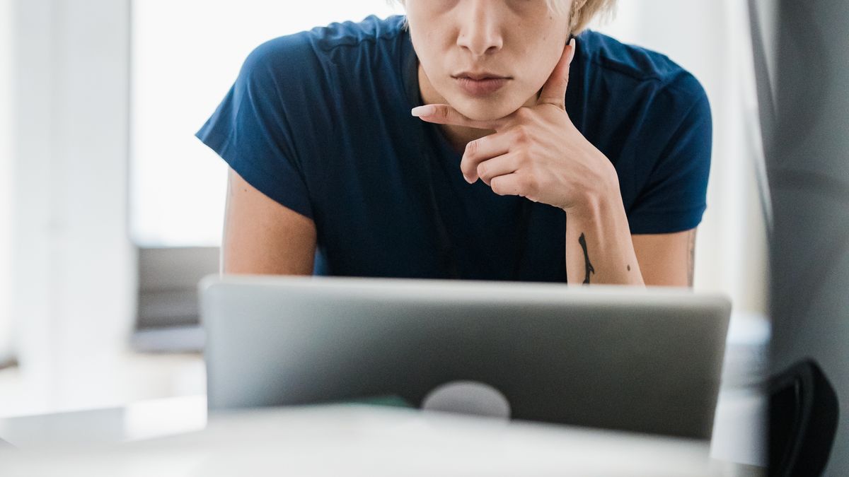 副業のスキル習得に取り組むイメージ