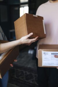 ふるさと納税の返礼品が届く宅配の箱（年収1,000万円）