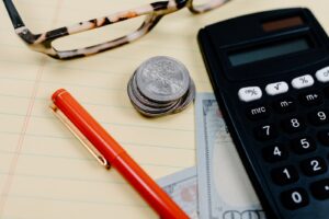 年収500万円の会社員がふるさと納税の限度額を確認している様子