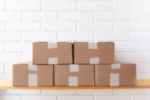 ふるさと納税の返礼品が届く宅配の箱(年収800万円)