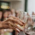 ふるさと納税の飲み物返礼品で乾杯するイメージ