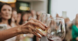 ふるさと納税の飲み物返礼品で乾杯するイメージ