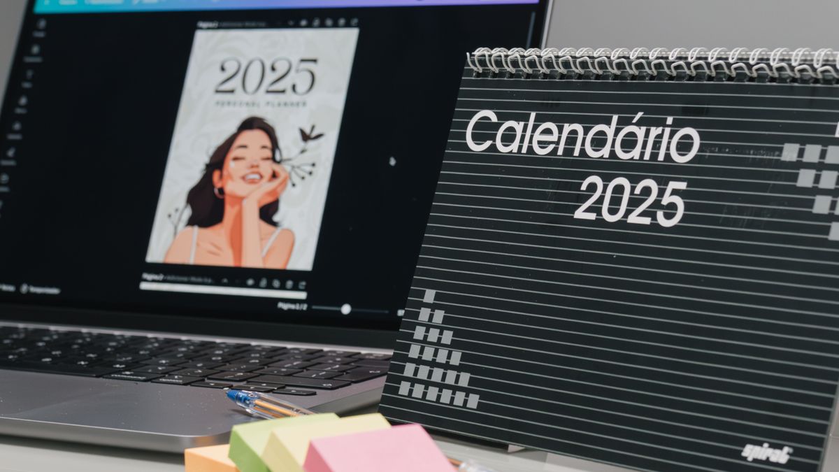 2025年の制度改正を示すカレンダーとノートパソコン