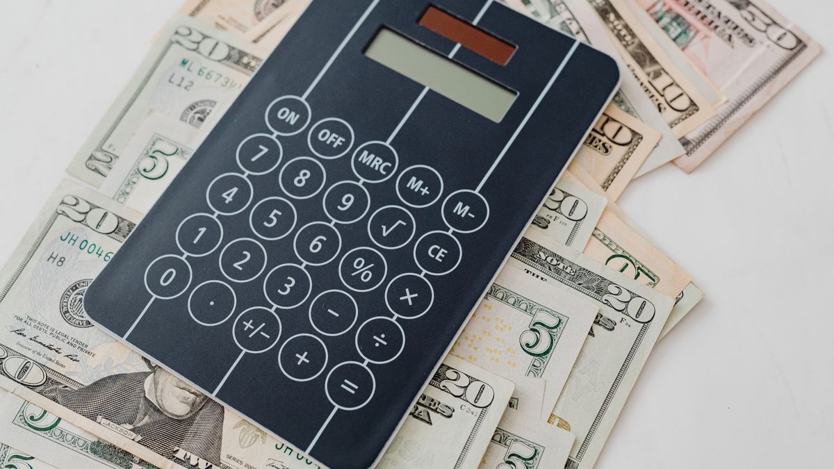 硬貨と電卓（2,000円の自己負担で寄付できる仕組みのイメージ）