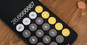 スマートフォンと電卓でふるさと納税とポイントを確認するイメージ