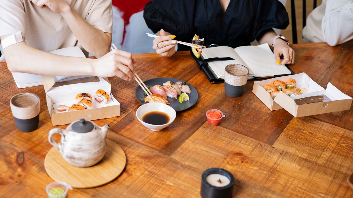 食卓を囲んで食事を楽しむ人々（ふるさと納税の本来の楽しみ方）