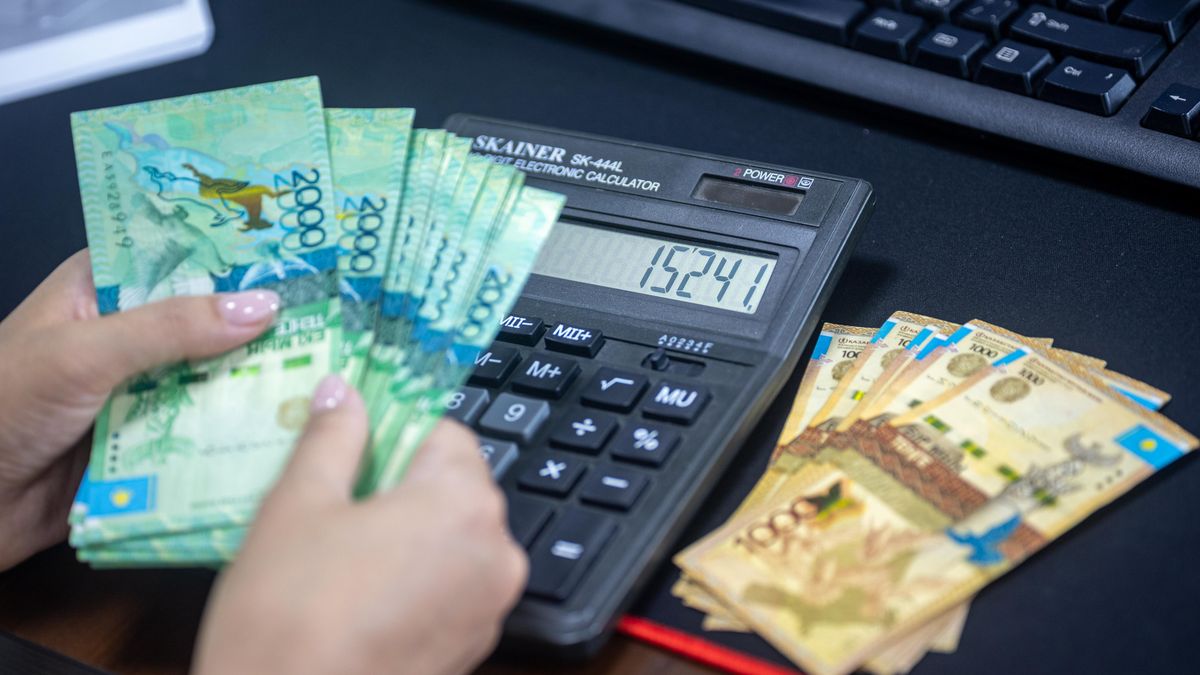 硬貨を数える手（ふるさと納税でお金がどう動くかのイメージ）