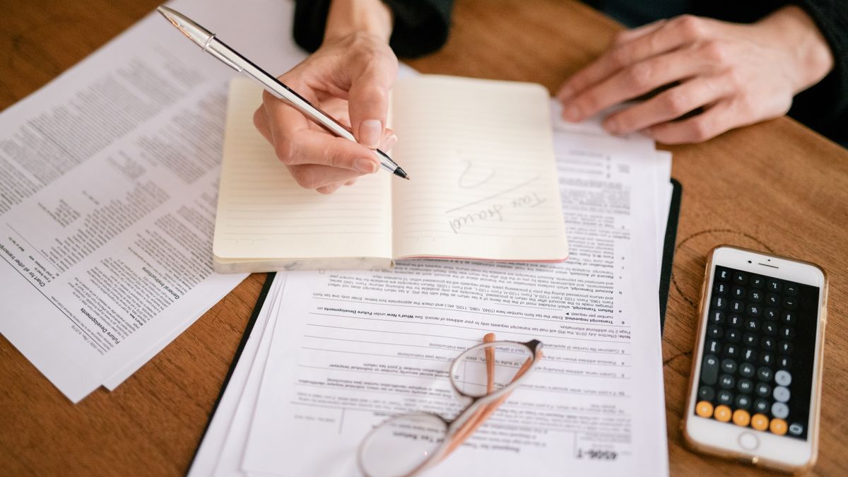 確定申告・ワンストップ特例の書類に記入するイメージ