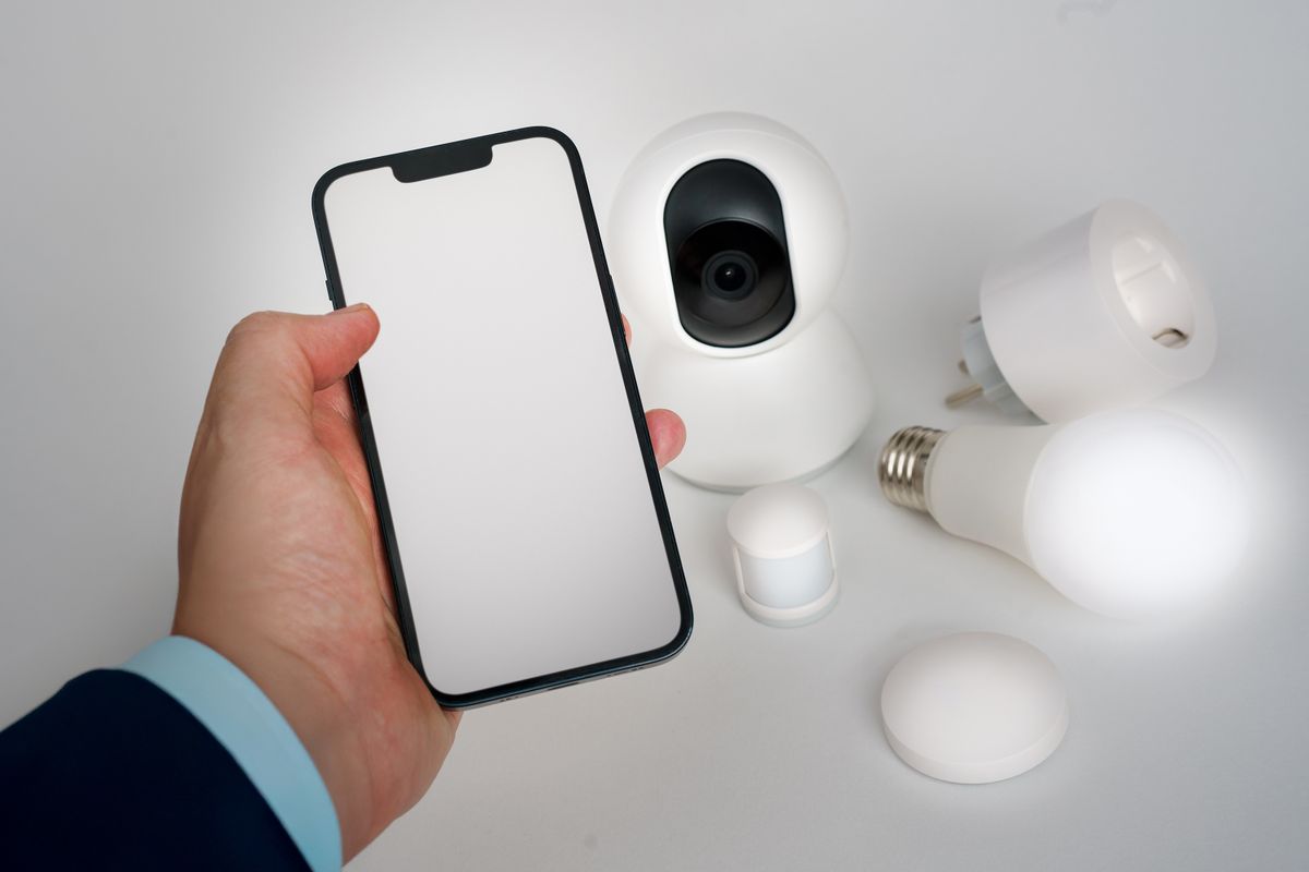 スマートフォンでスマート家電を操作する様子。アプリ連携のイメージ