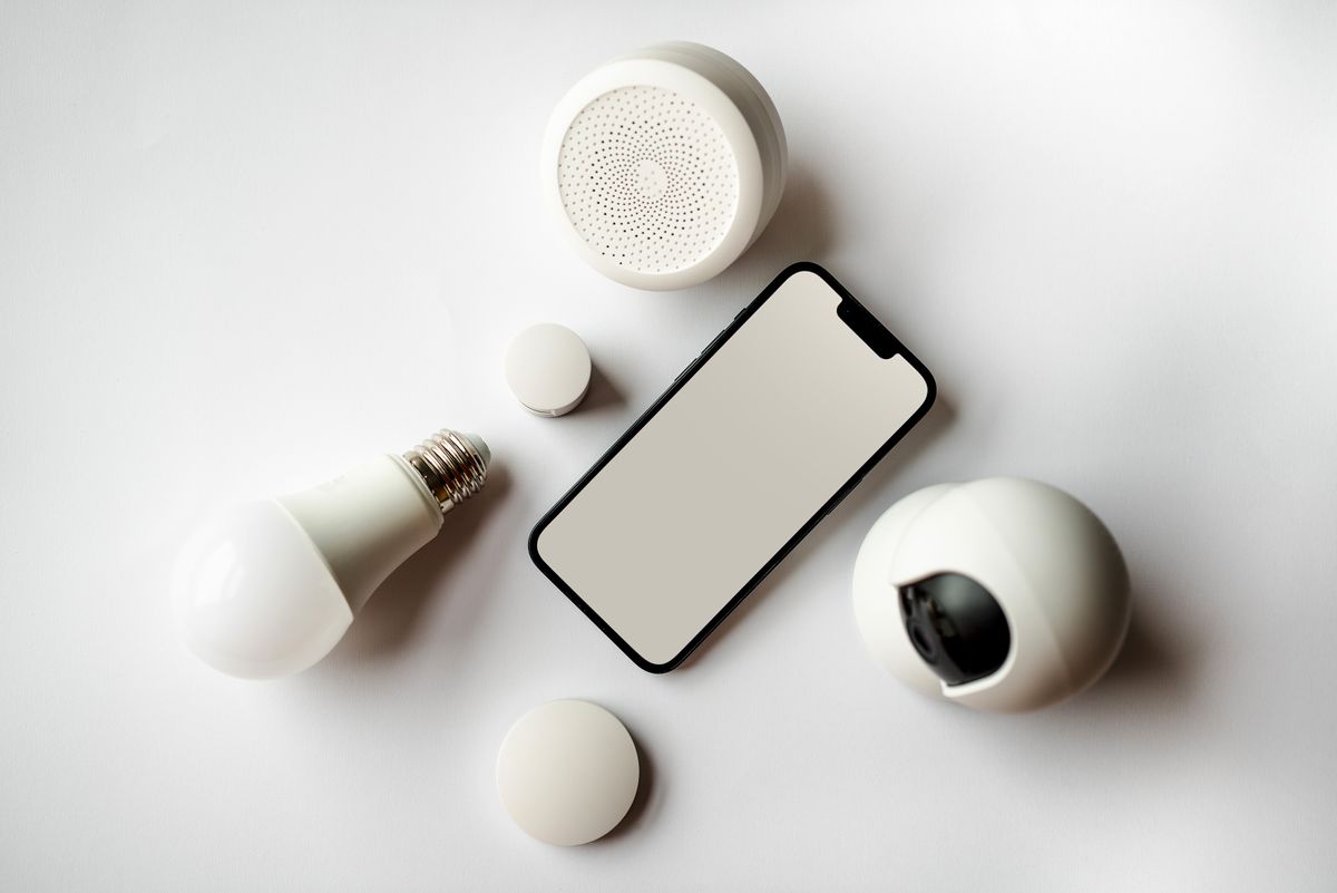 白い背景に並んだスマートフォンとスマート家電。6製品を比較するイメージ