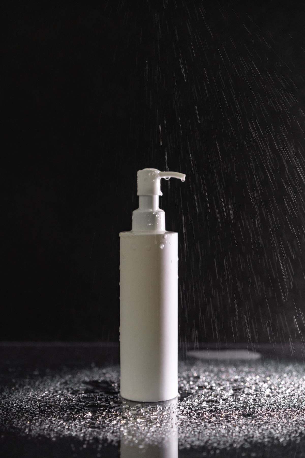 水滴のついたローションボトル。使用感の違いのイメージ