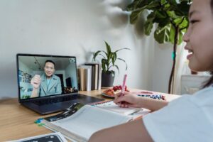 オンライン英会話で講師とやり取りする様子
