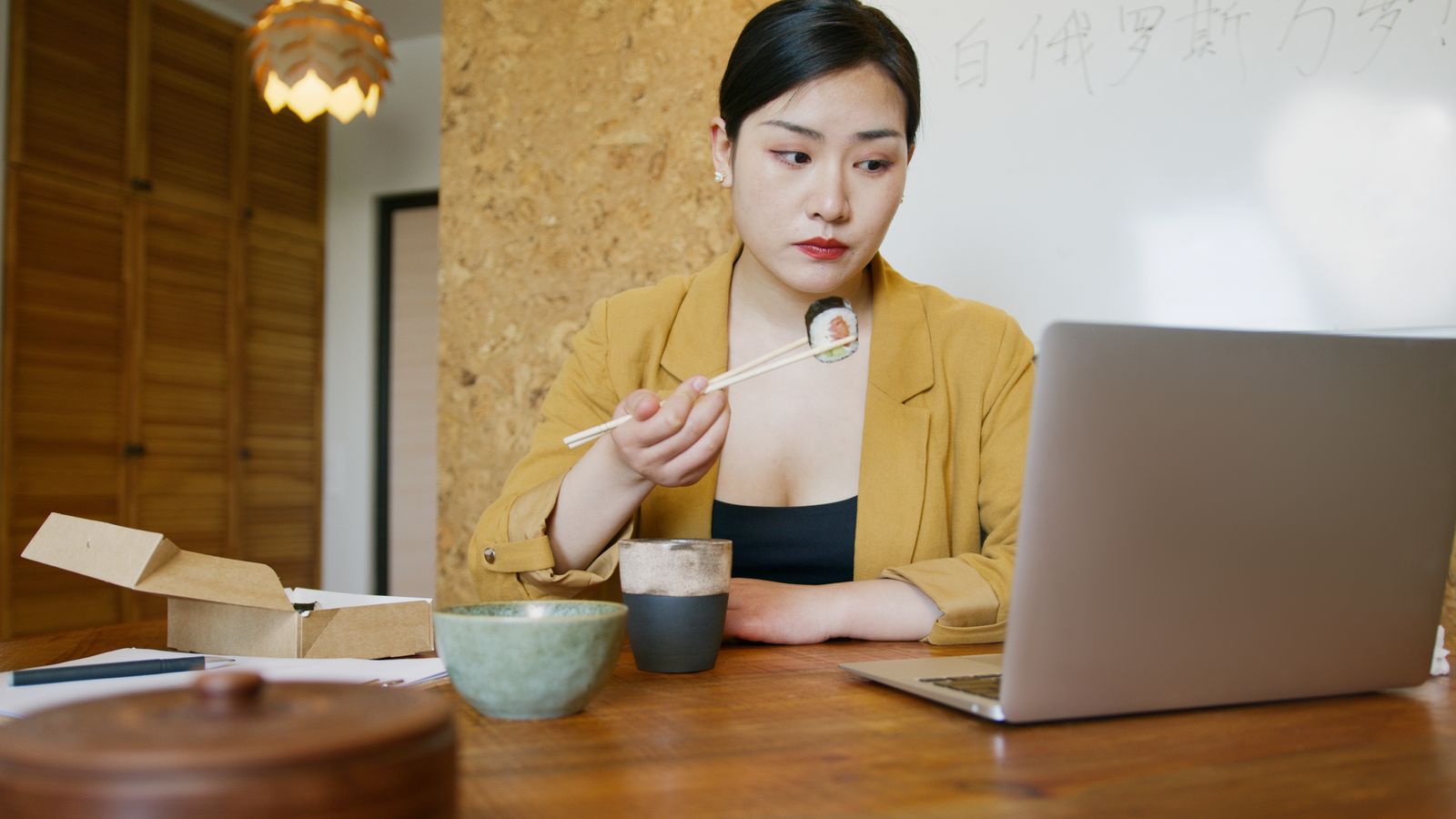 カフェでポータルサイトを比較する様子