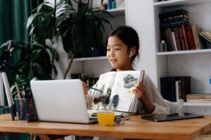 タブレット教材で学ぶ子ども