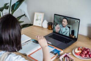 オンライン英会話のレッスンを受ける様子
