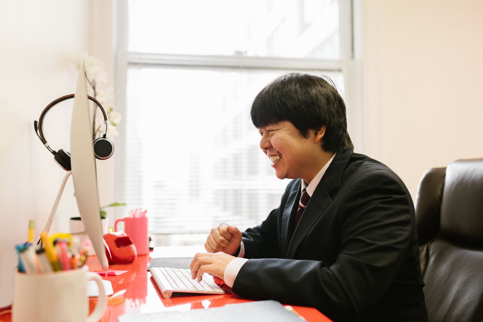 在宅で継続案件に取り組む男性