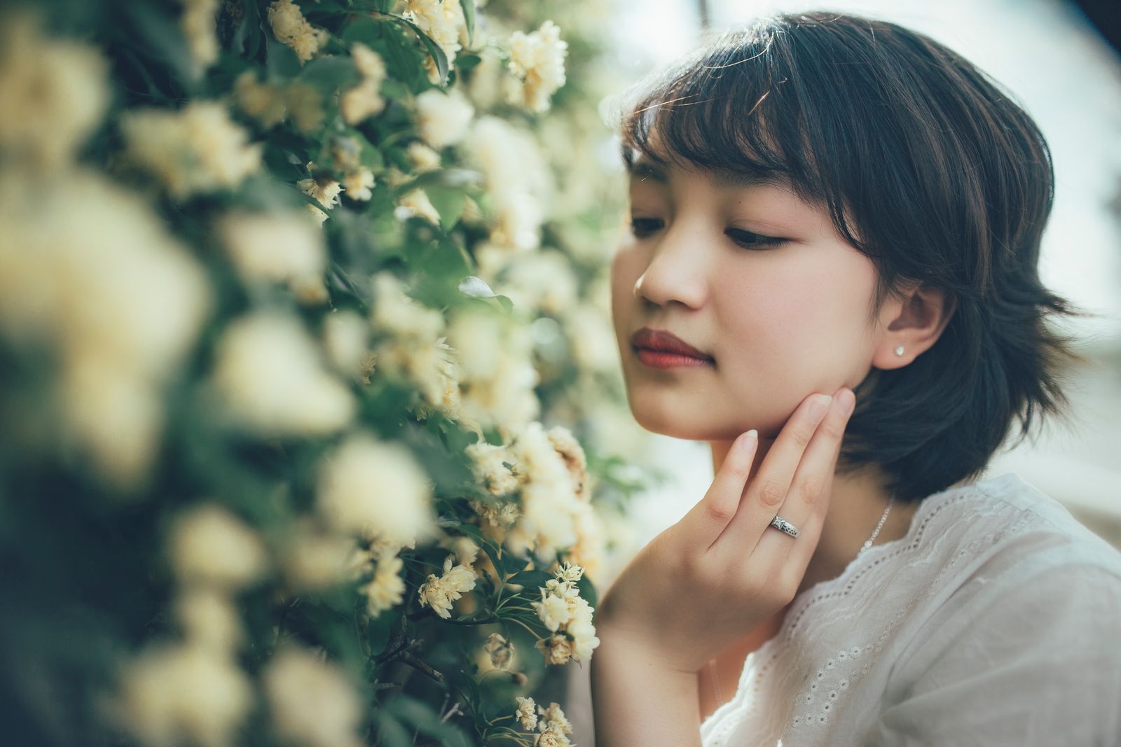 屋外で肌を気づかう女性