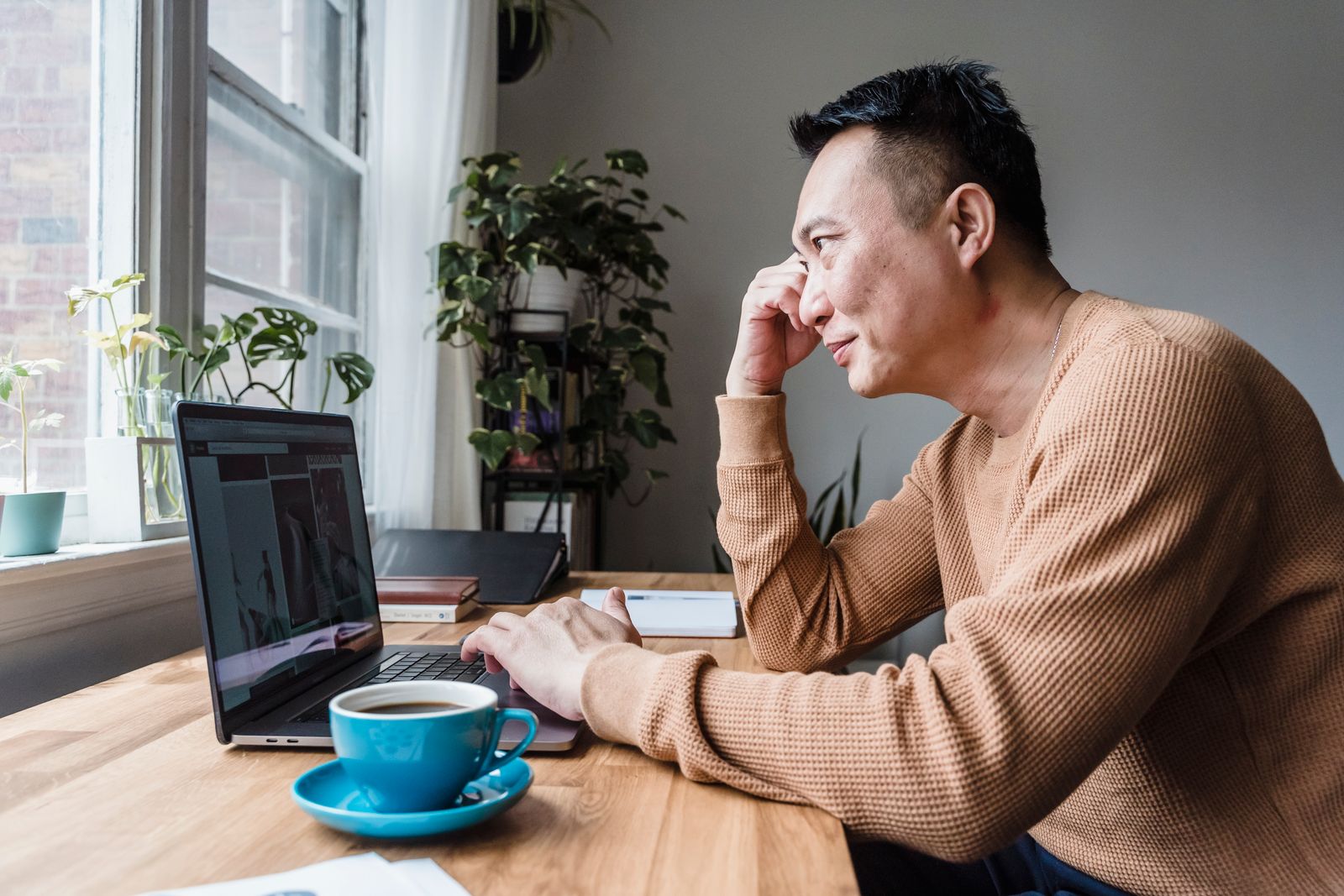 自宅でスクールを比較検討する社会人