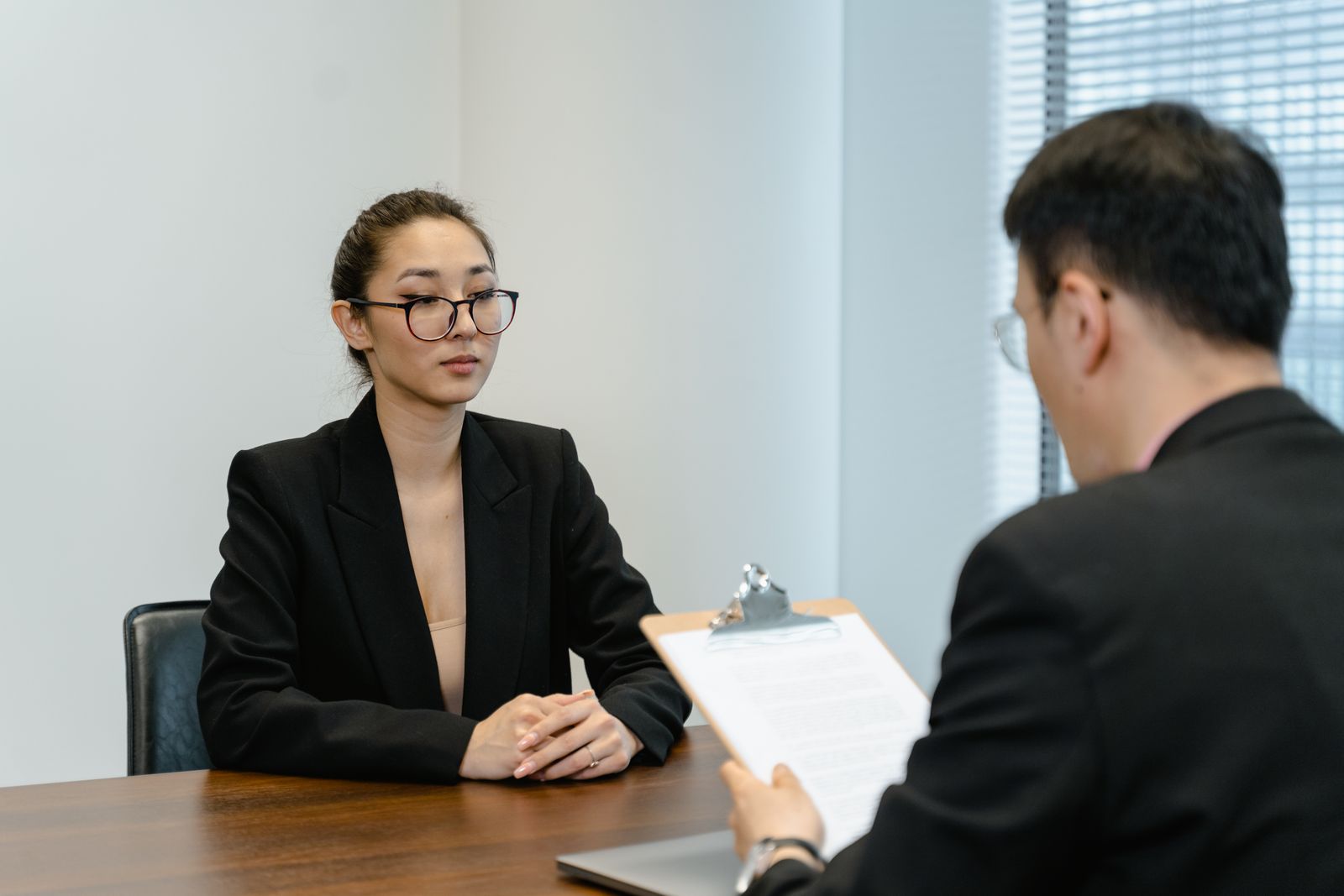 面談で向き合う担当者と相談者
