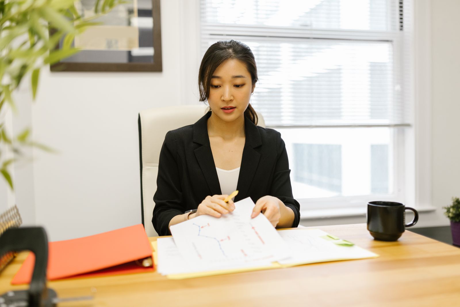 デスクで応募書類を書く女性