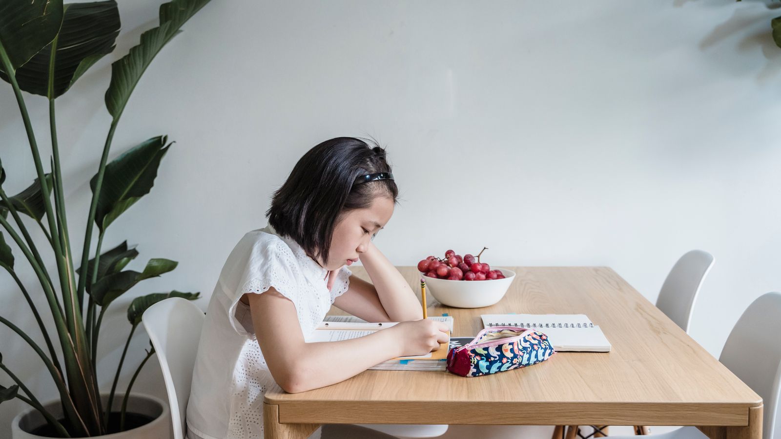 自宅で資格の勉強に取り組む女性
