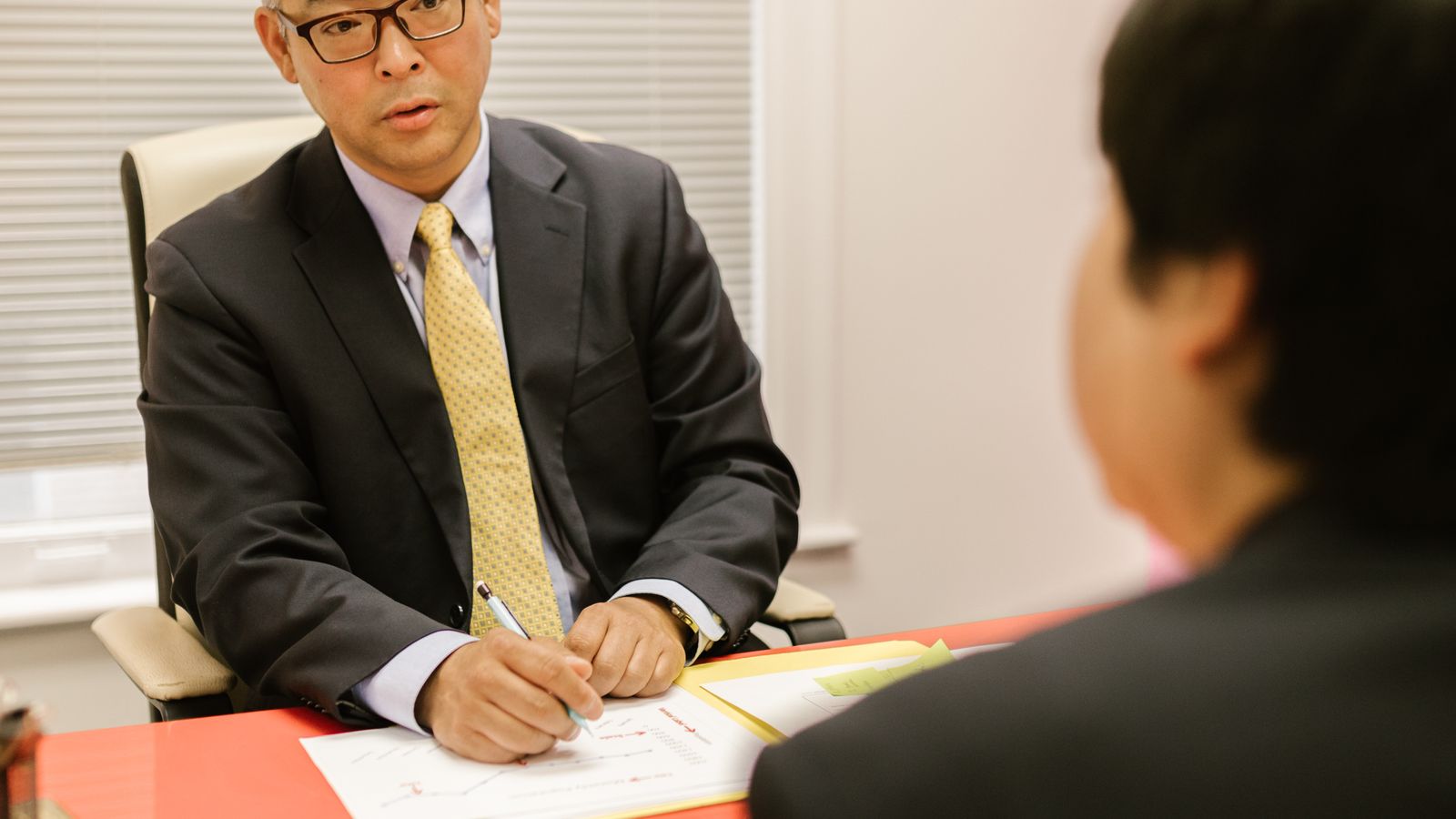 面談で話を聞く担当者