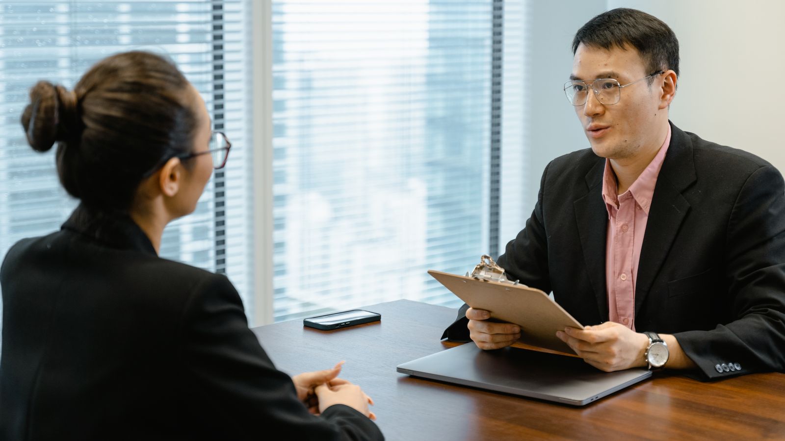 オフィスで資料を確認する担当者