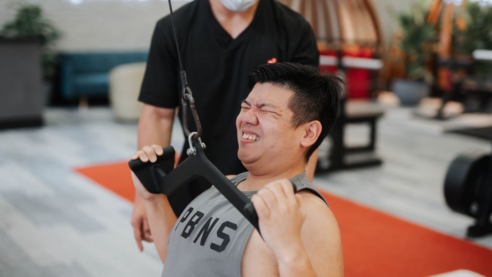 トレーナーの指導を受ける男性
