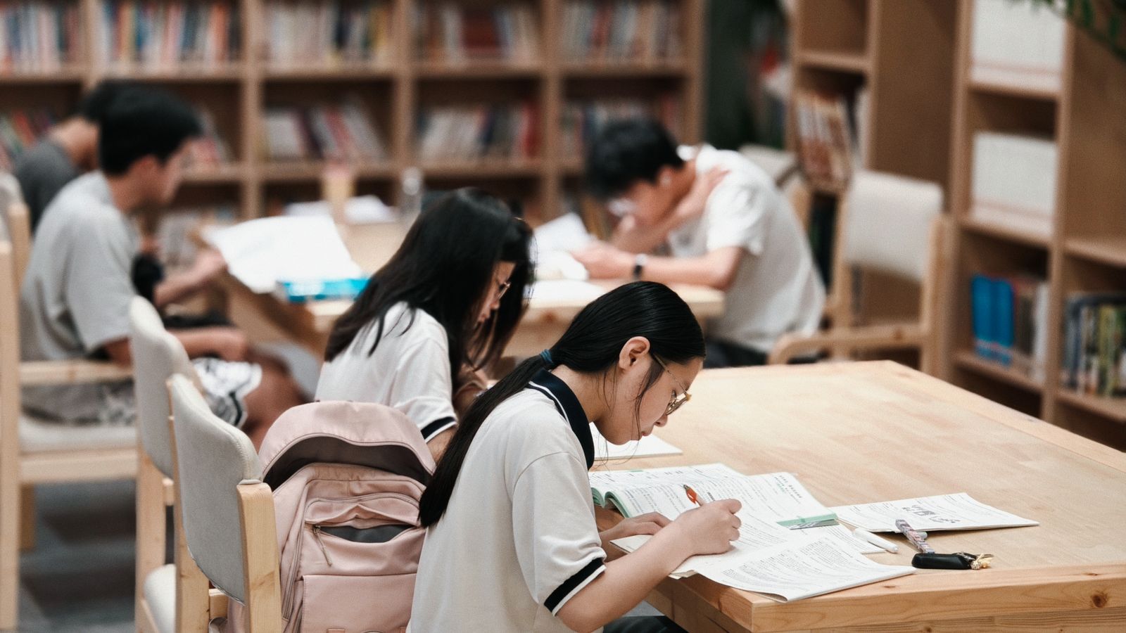 図書館で学習に取り組む学生