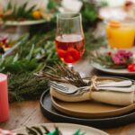 キャンドルと飲み物が並ぶ年末の食卓