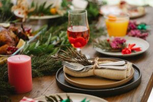 キャンドルと飲み物が並ぶ年末の食卓