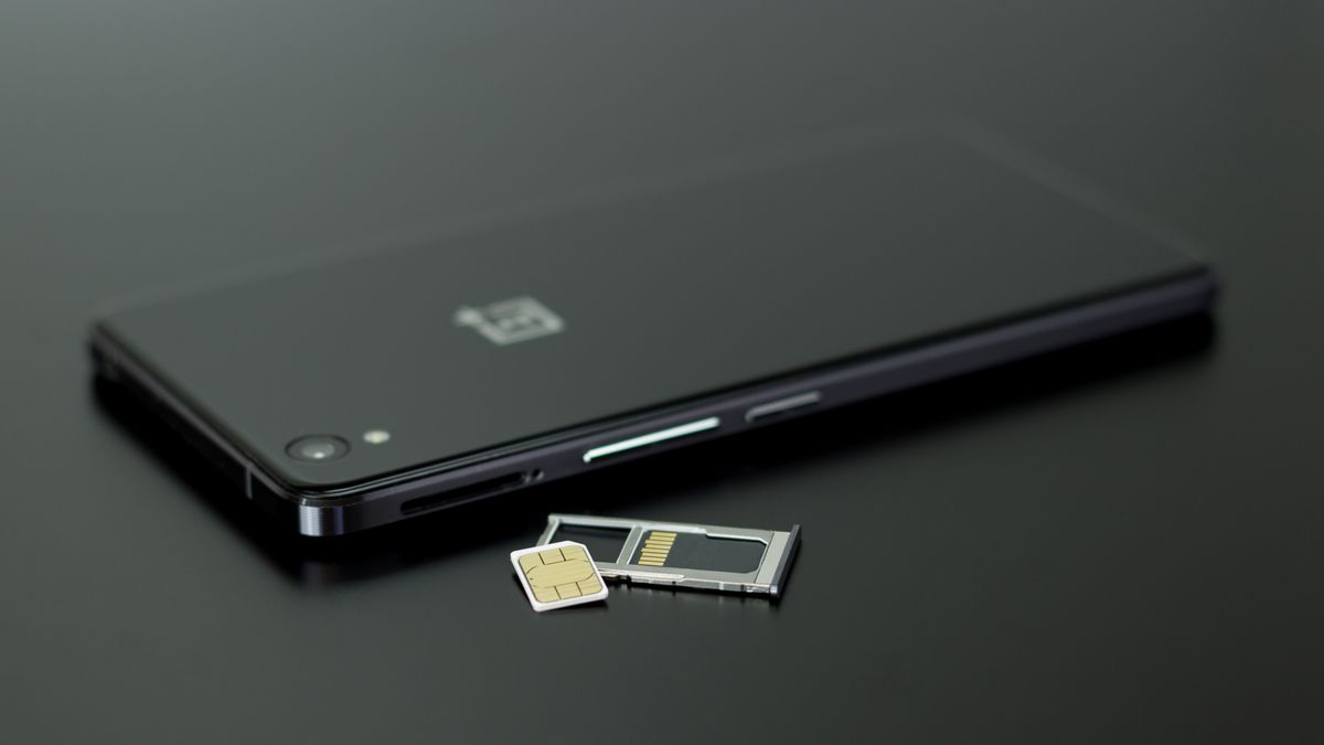 スマートフォンとSIMカード（格安SIMのイメージ）