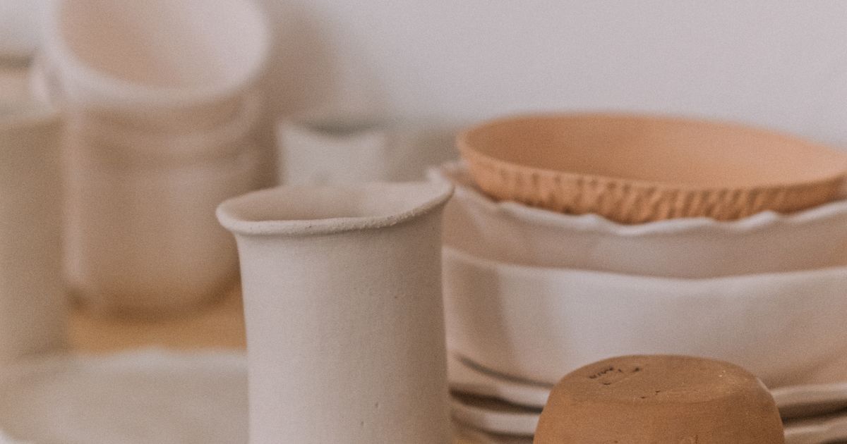 棚に並べられた陶器のカップ