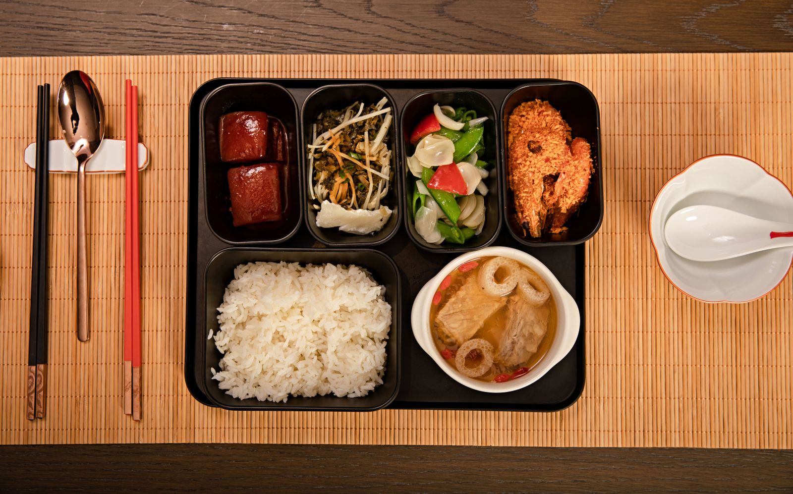 仕切りに料理が詰められた弁当箱