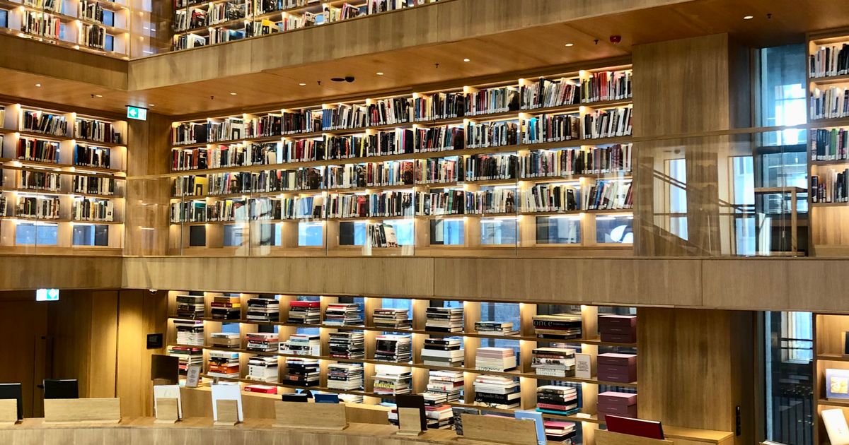 書籍が並ぶ学習環境