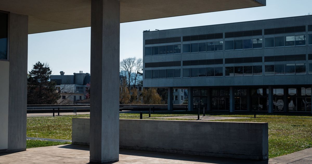 大学のキャンパスに立つ建物