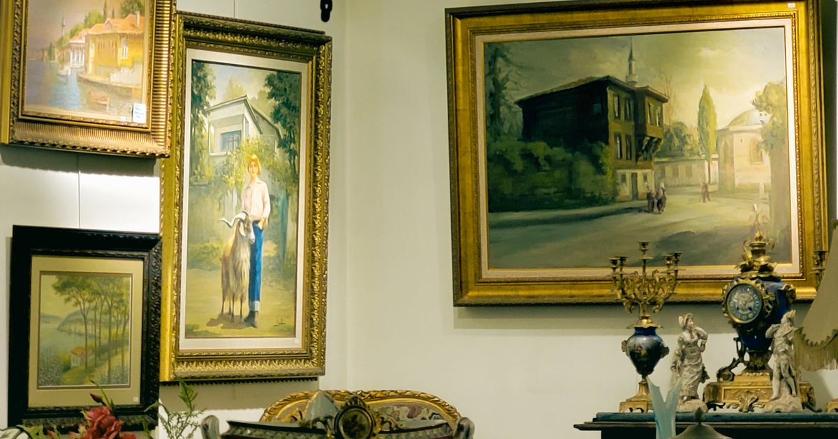 絵画やアンティーク家具、シャンデリアが置かれた古い室内