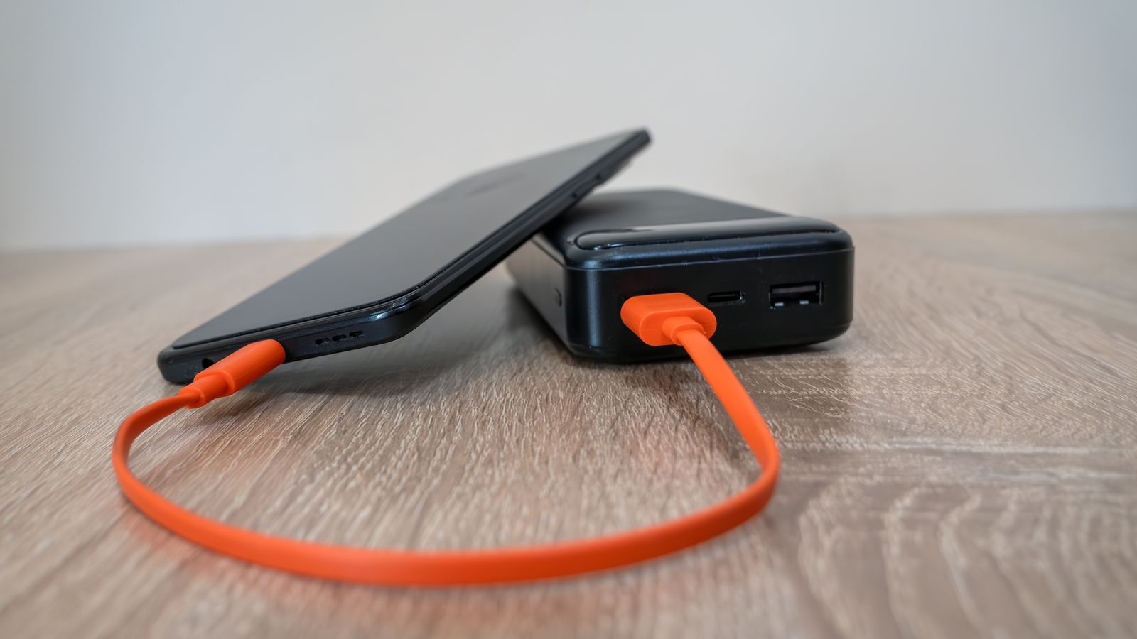 モバイルバッテリーからスマートフォンを充電している様子