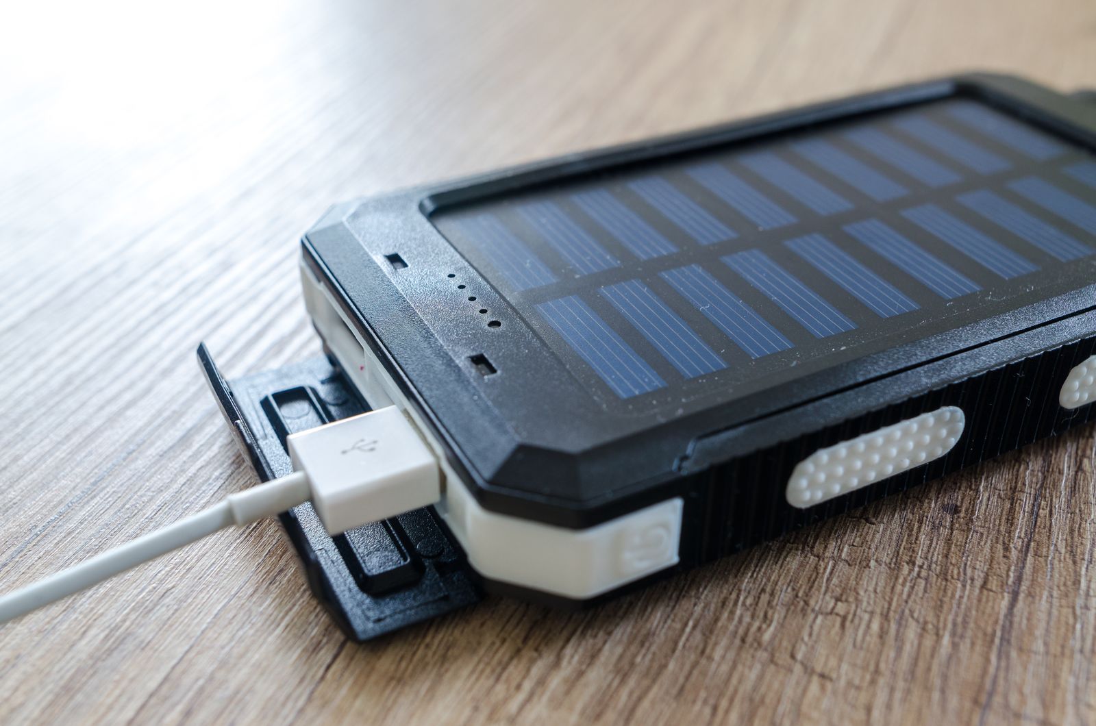 USB端子付きソーラーチャージャーのクローズアップ