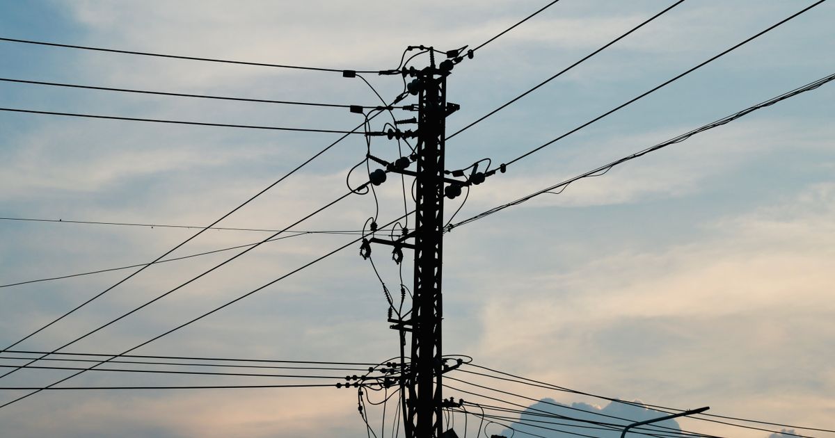 住宅街の電柱と配電線