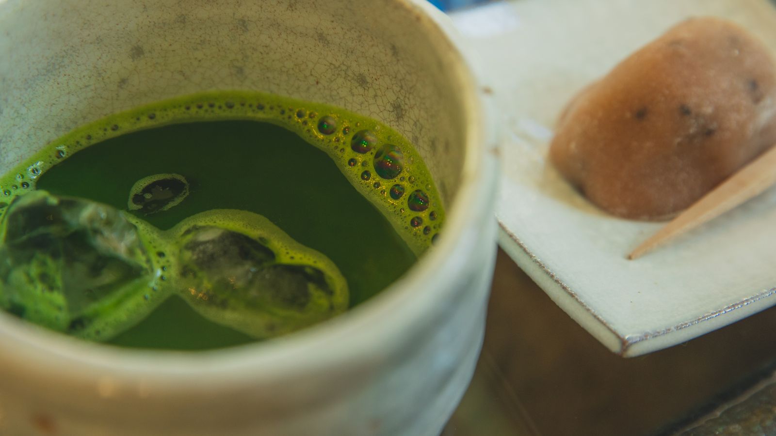 抹茶と和菓子が並んだお茶の時間