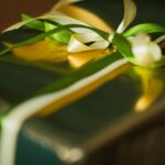 金色のリボンをかけた包装済みの贈り物