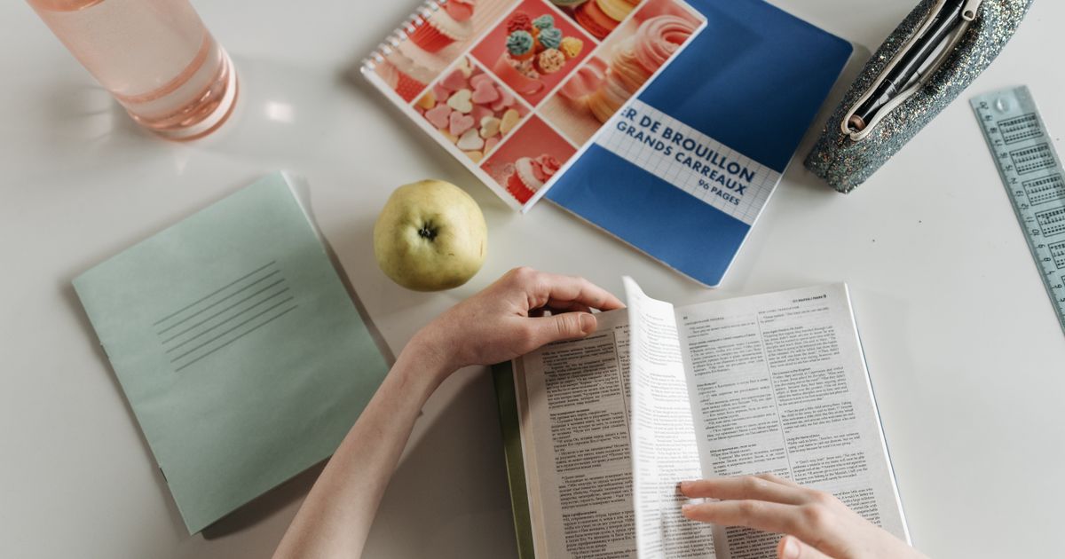 学習机で本のページをめくる手元