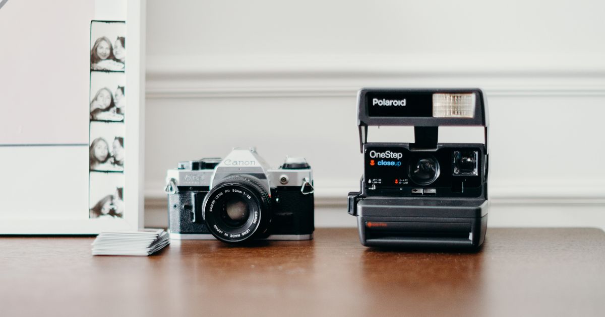 ポラロイドカメラとフィルムカメラが並ぶ