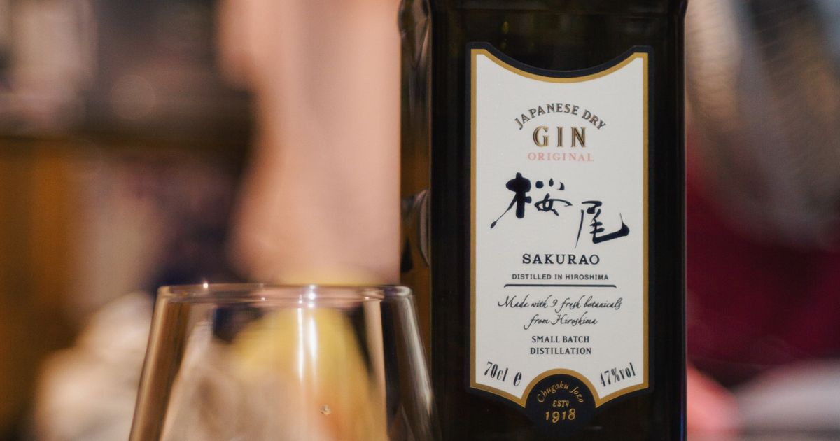 棚に並んだ日本酒の一升瓶