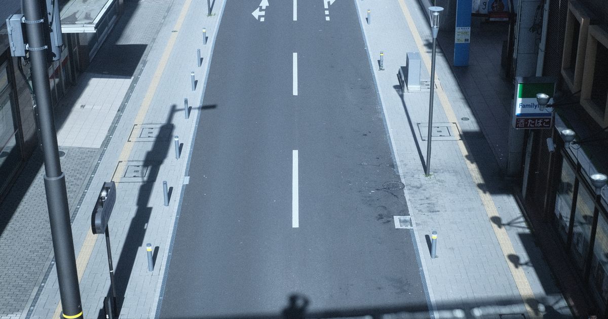 高い建物にはさまれた道路を上から見た様子