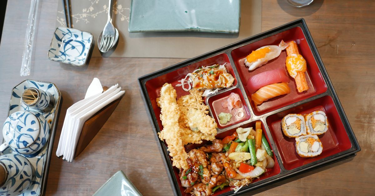 仕切りのある和食弁当