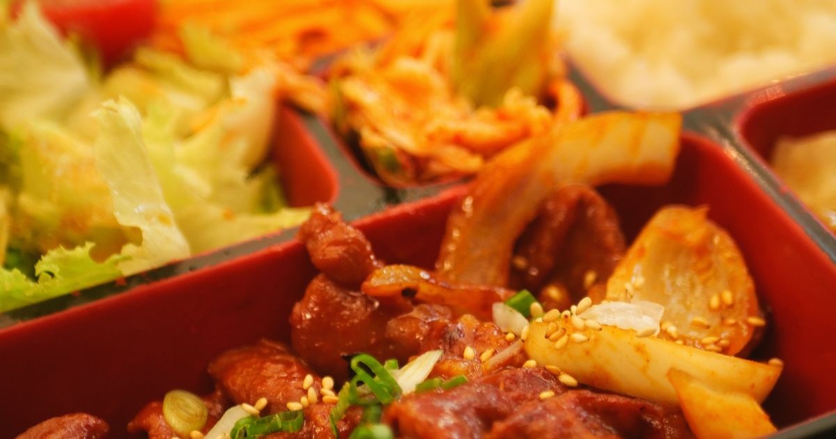 惣菜を詰めた弁当