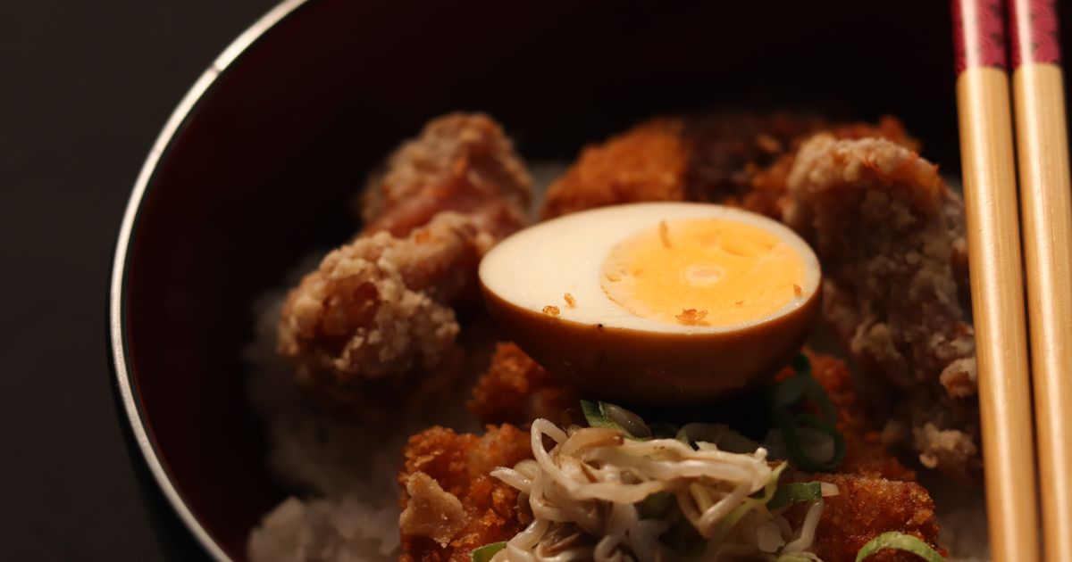 卵をのせた丼
