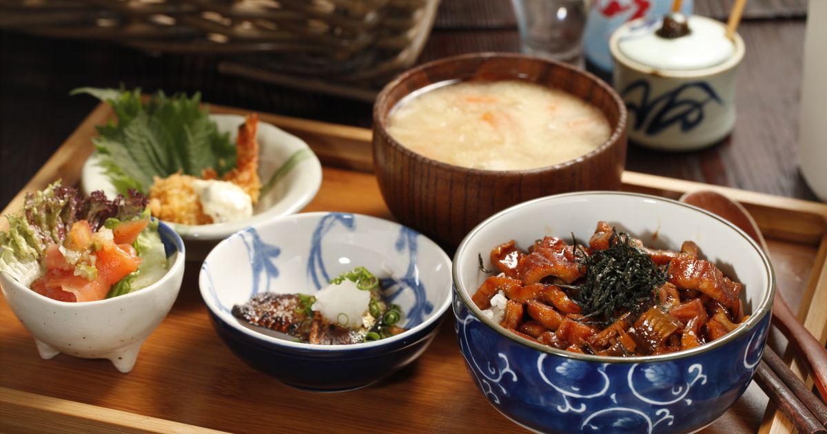 小鉢を並べた和定食